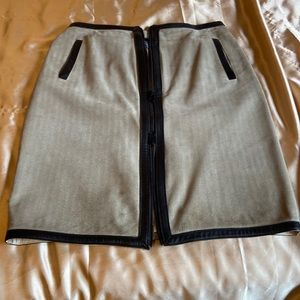 Stylish real leather skirt with front zipper and pockets.
